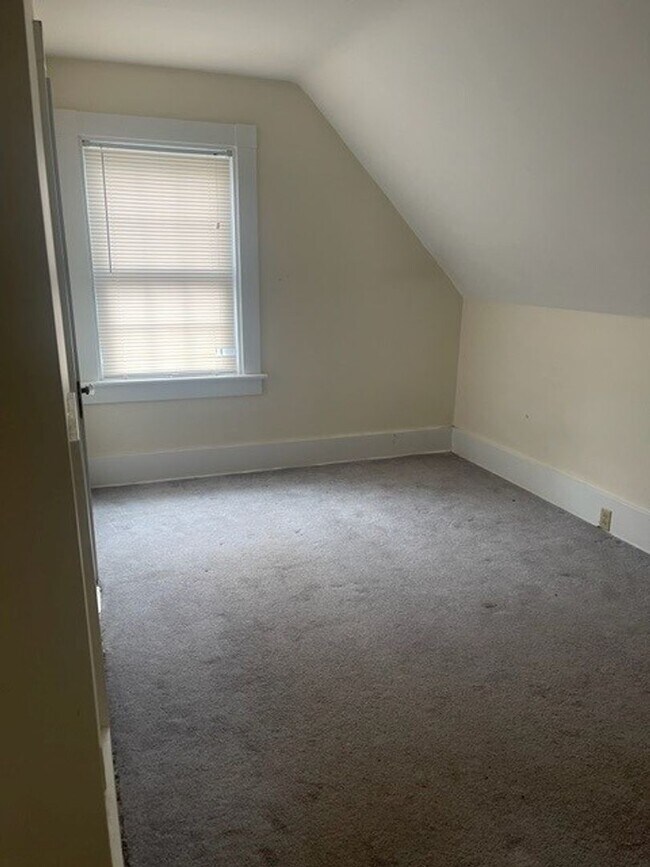 Building Photo - HUge 1 bed in Newton