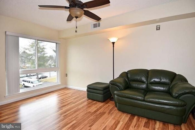 Building Photo - 5804 Village Green Dr