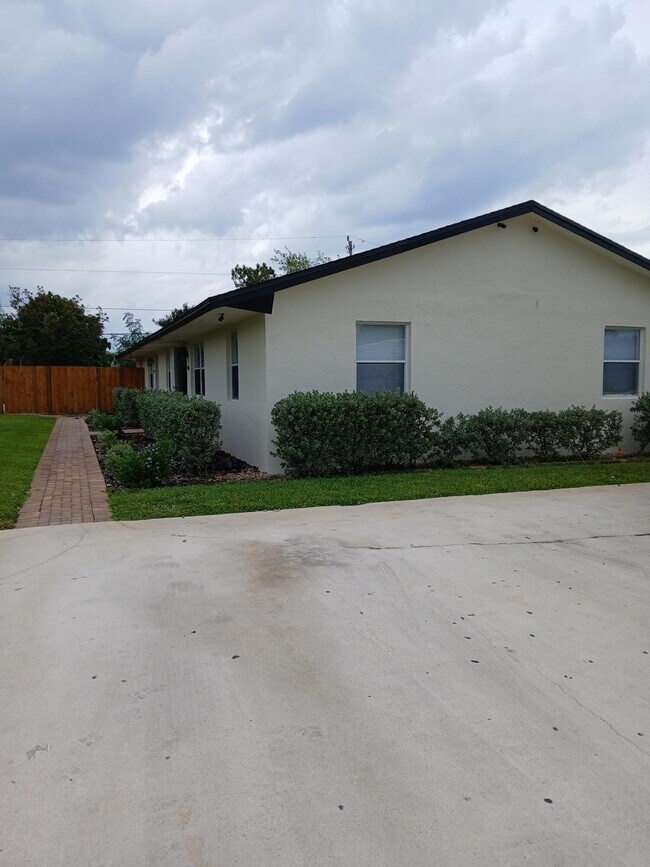 Building Photo - 4645 Myrtle Ln