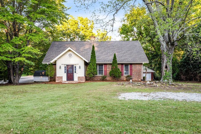 Foto del edificio - Large Brick Two Story Home, Hardwoods, Sep...