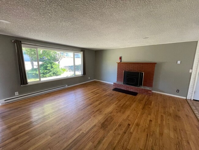 Building Photo - ***PENDING APPLICATION***Pet Friendly 3 Bedroom with Spacious Yard!