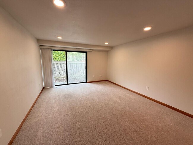 Foto del edificio - Updated 2BR Condo Near Juanita Village & Beach – Pool, Gym, Parking Included