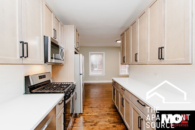 Building Photo - 2148 W Berteau Ave