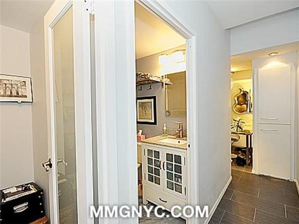 Building Photo - 150 W 51st St
