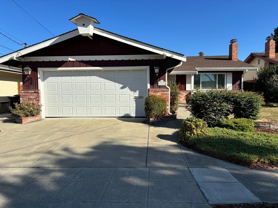 Primary Photo - 3 Bed 2 Bath in Hayward Available Now