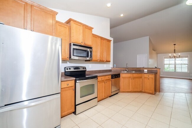 Building Photo - Immaculate 4 Bedroom Home!