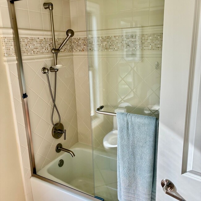 Building Photo - #110:WHITE HOUSE - UNOFFICIAL (JEFF GINSBURG ROOMMATES)