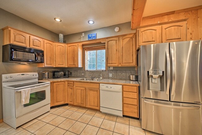 Building Photo - 9076 Lakeshore Dr