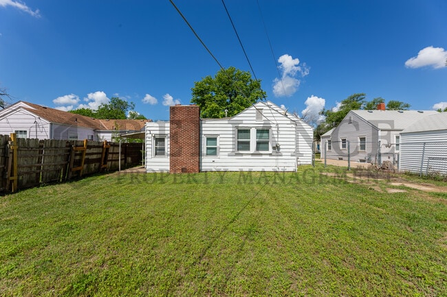 Building Photo - 1112 S Martinson Ave