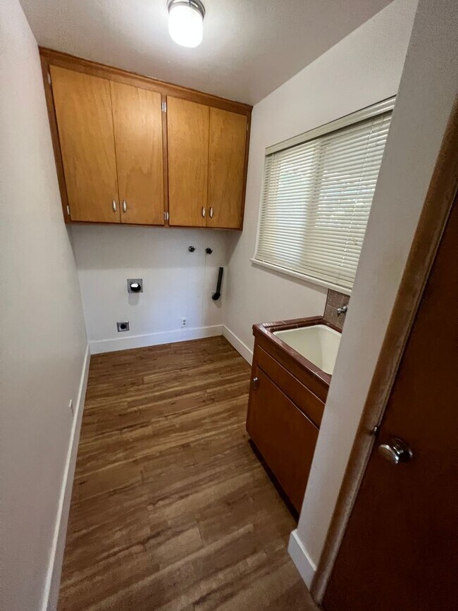 Building Photo - 907 Tara Pl Lodi