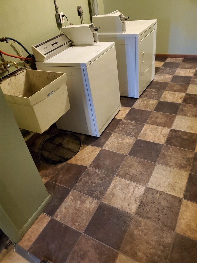 Laundry Room - 904 Wescott Sq