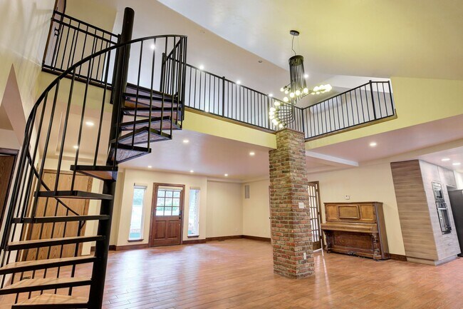 Building Photo - Stunning 3-Bed, 3-Bath Home in the Heart o...