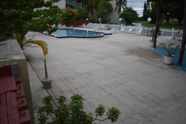 Building Photo - 1/1 Condo in Waterway club