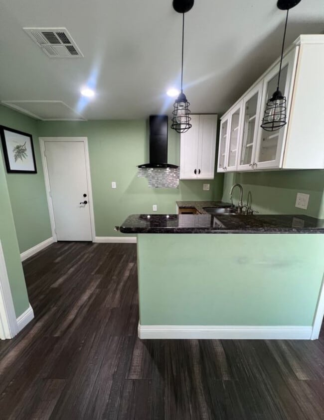 Foto del edificio - 28823 Kenroy Ave