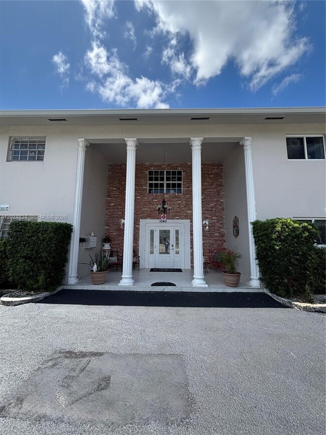 Building Photo - 1040 Crystal Lake Dr