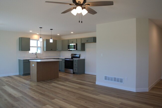 Foto del edificio - New construction three-bedroom 2-bathroom Home In Tuscany Ridge!