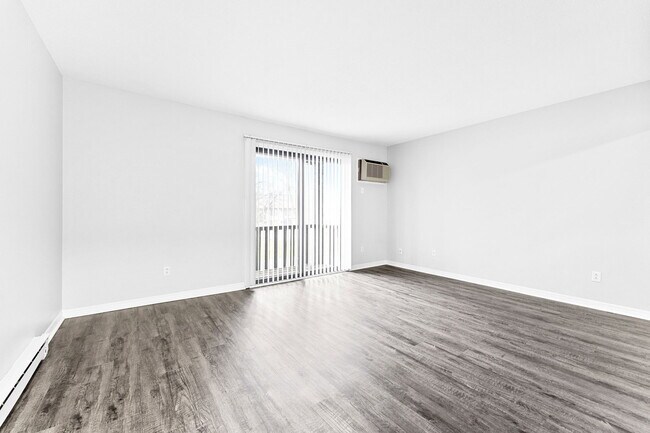 Building Photo - 5963 Walnut Cir Dr