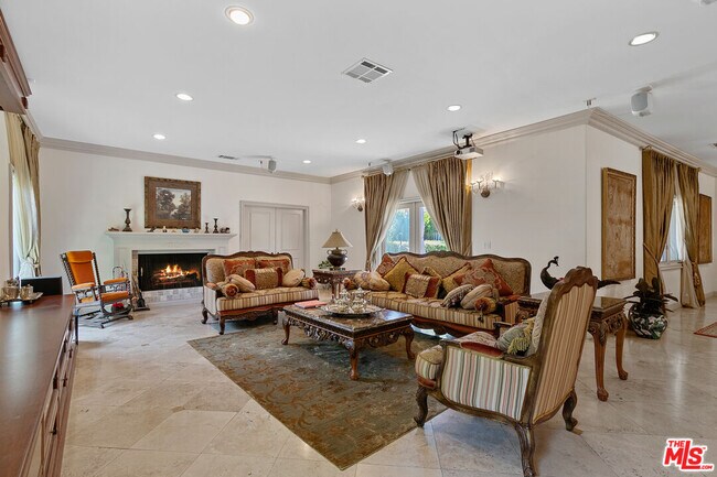 Building Photo - 935 Huntington Dr