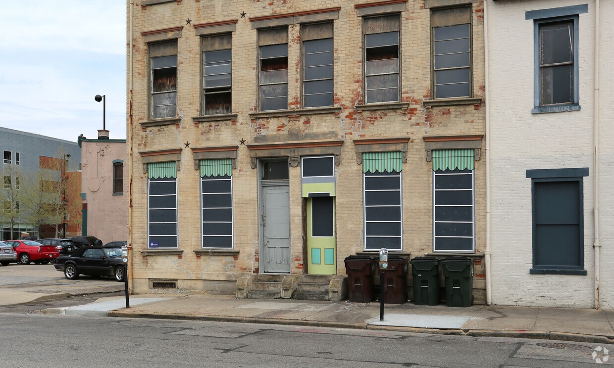 Building Photo - 1008-1010 Elm St