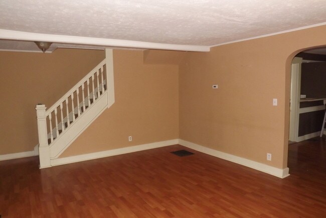 Building Photo - COMING SOON! Spacious 3 Bed 1 Bath