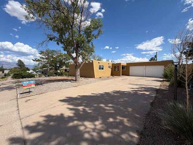 Foto del edificio - 3 Bedroom Single Story Home Available Near Unser Blvd NW & Paradise Blvd NW!
