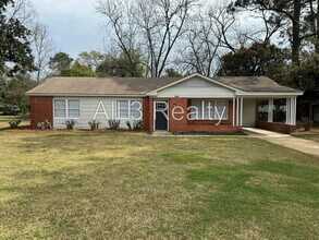 Building Photo - 990 Parkwood Dr