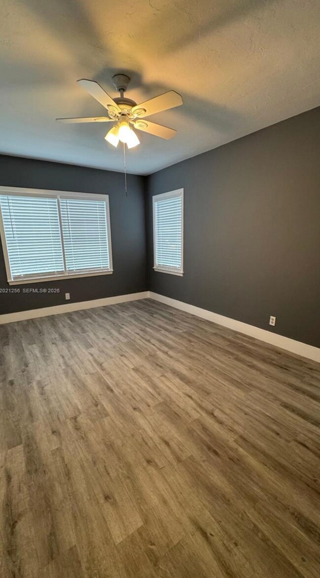 Foto del edificio - 820 SE 12th Ct