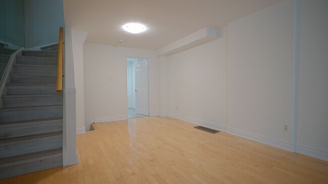 Building Photo - 597 Roehampton Ave