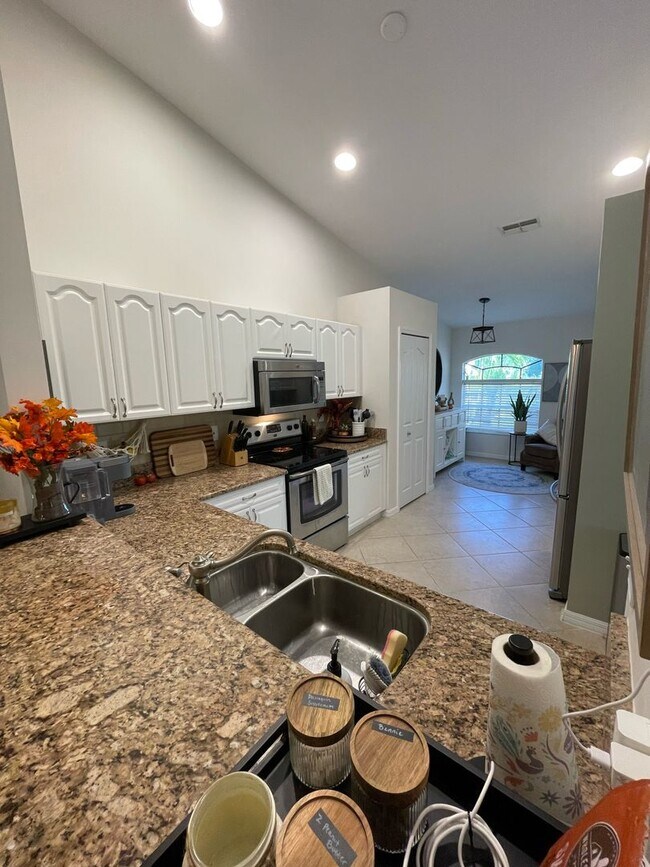 Building Photo - ANNUAL RENTAL - 2 BED + DEN / 2 BATH VILLA...