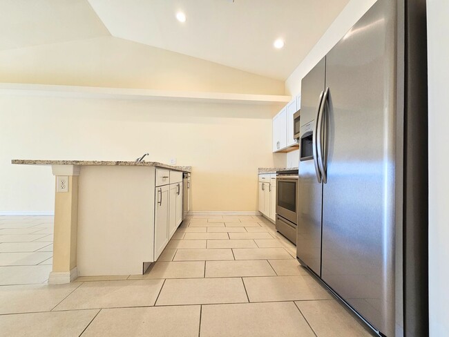 Building Photo - Stunning 3 Bed / 2 Bath Duplex w/ Garage –...