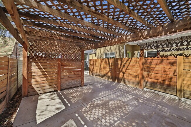 Foto del edificio - $2,495.95 - 2 Bed, 2 Bath Townhome In Denver with Central AC and In Unit Laundry!