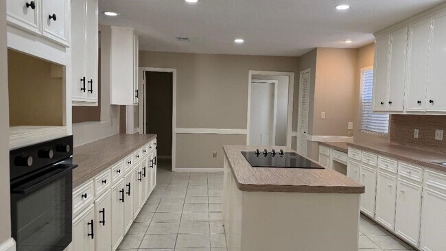Building Photo - 2218 Woodland Park Dr