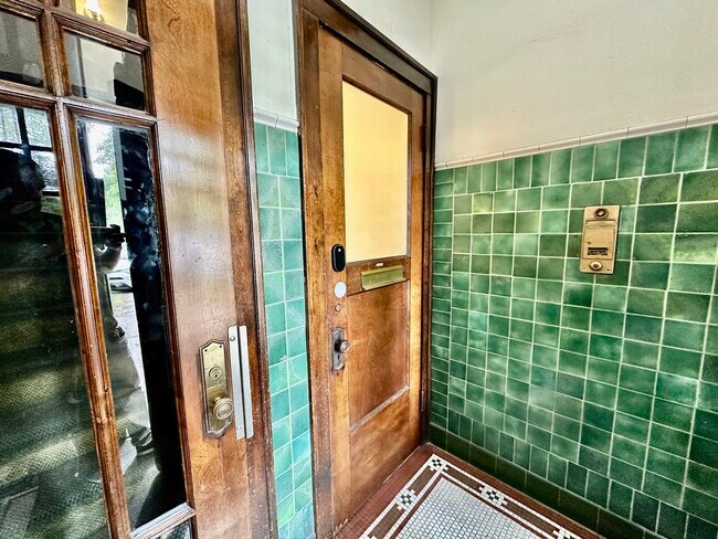 Building Photo - 1400 W Thorndale Ave