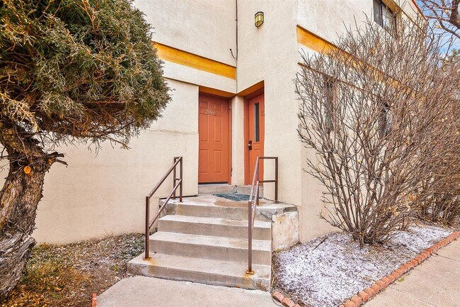 Building Photo - Live in A Spacious 1Br 1Ba Near DU! Vintag...
