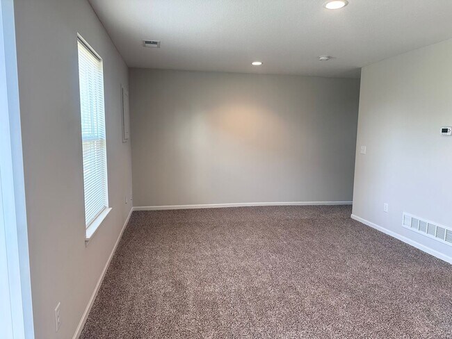 Foto del edificio - 3 Bed | 2.5 Bath | 2 Car Garage Townhome in Grain Valley w/ Special