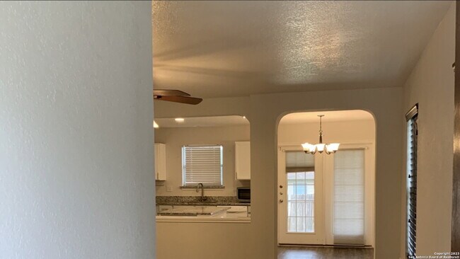 Foto del edificio - "Charming 3-Bed Retreat in San Antonio with Modern Granite Touches!"