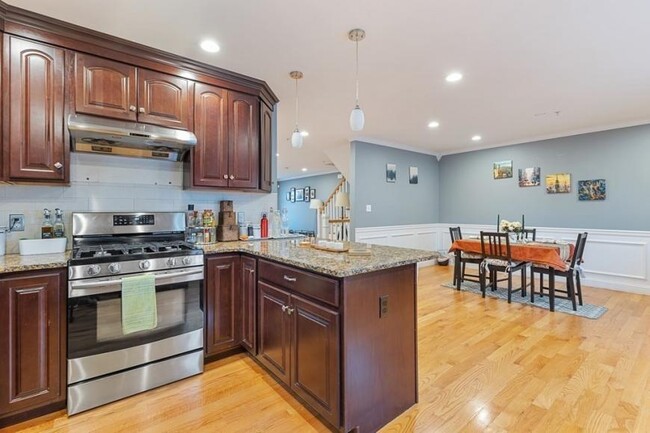 Building Photo - 4 bedroom in Waltham MA 02453