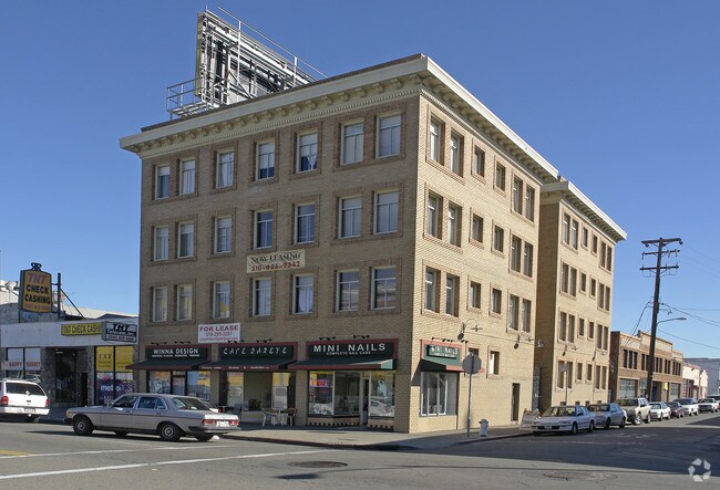 Building Photo - 498 25th St