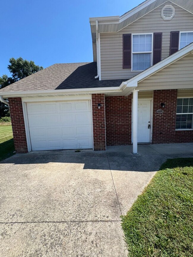 Building Photo - 2681-2683-2683 E Oakbrook Dr