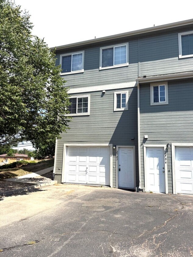 Foto principal - Gorgeous 3 bed/2.5 bath townhome in Welby ...