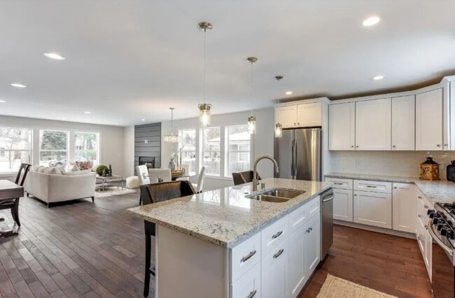 Building Photo - 4625 33rd Ave S