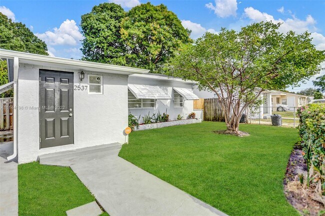 Building Photo - 2537 NW 9th Ct