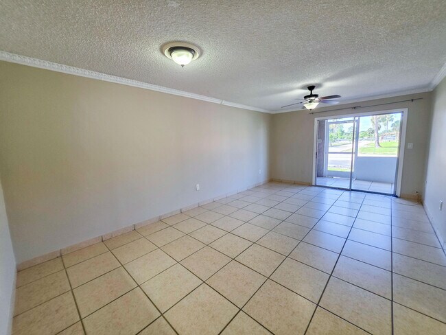 Foto del edificio - 6100 Forest Hill Blvd