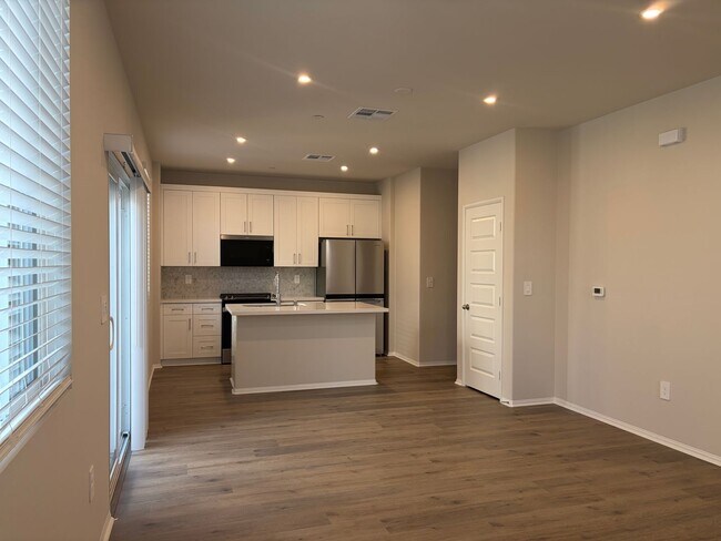 Building Photo - 40100 Campos Elegantes