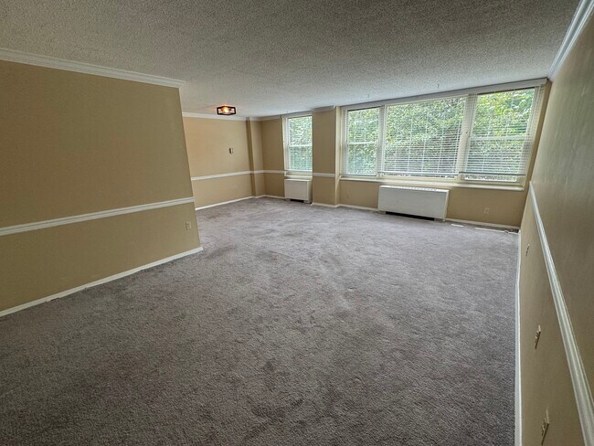 Building Photo - 4401 Roland Ave