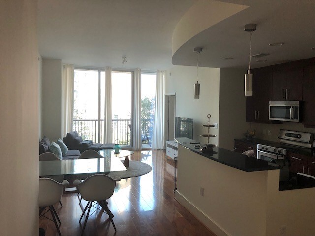 Sala de estar del condominio - 1080 Peachtree St NE