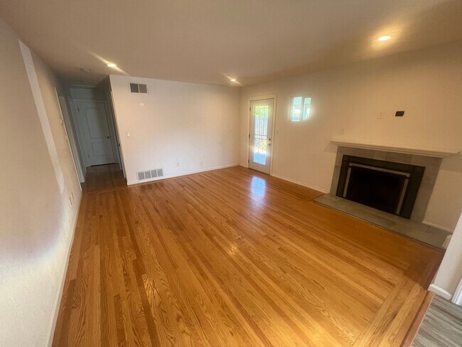 Foto del edificio - Beautifully upgraded 3 bed 2.5 bath Sunnyvale home. This is a must see!