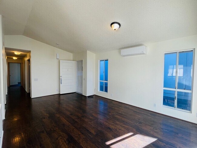 Foto del edificio - Partly Furnished 3-bedroom, 2-bath home at...