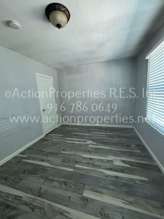 Foto del edificio - Close to Freeway, Shopping Single Story 2 Bedroom 1 Bath Large yard 1 Car Garage Drought Resistan...
