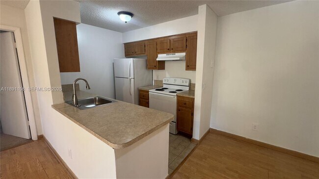 Foto del edificio - 10480 NW 8th St